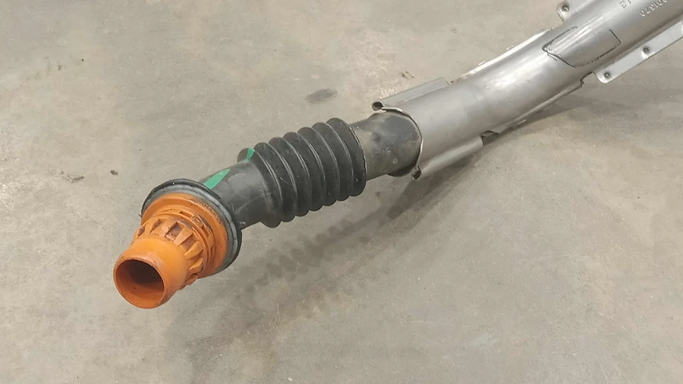 07-12 Mercedes Benz W251 R350 Diesel Conjunto de cuello de llenado de combustible OEM 2514702220 Foto 4 de 4