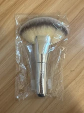 It Cosmetics Mega Fan Brush Powder Bronzer Silver Handle C4158 Brand New Sealed