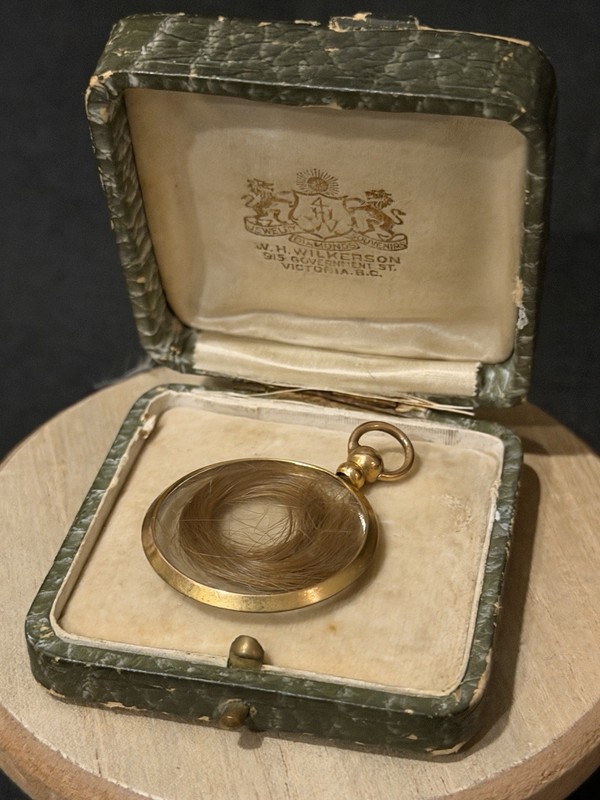 9k Gold Antique Locket With Hair Memento Keepsake 