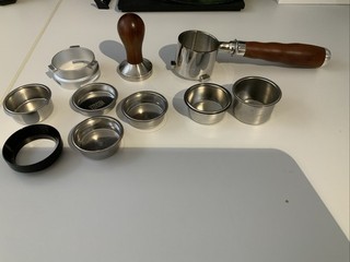 DeLonghi Bodenloser Siebträger 51mm für Espresso mit Tamper und Zubehör