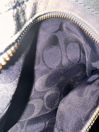 Bolso de hombro Coach azul de gamuza con correa de cuero y detalles dorados - Imagen 11 de 11