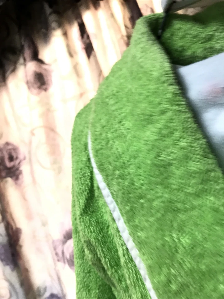 Bata Victoria Secret Verde Lima Rosa Borde Marca Blanco Talla XS Usada Excelente Foto 2 de 4