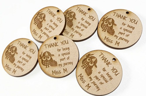 WOODEN ROUND TAGS BOMBONIERE THANKYOU END OF YEAR FAVOURS GIFT LASER ENGRAVED - 第 3/9 張圖片