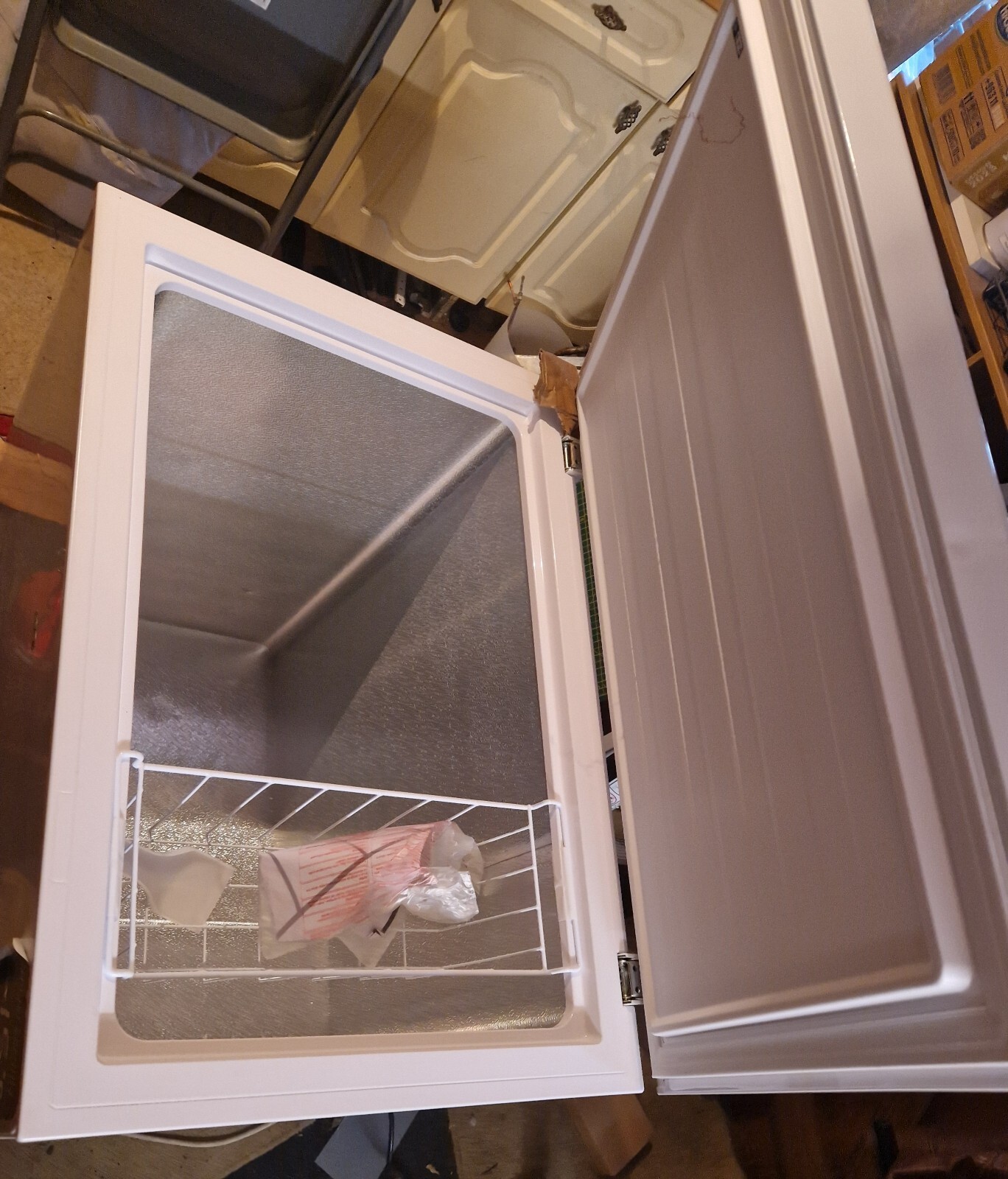 Logik L198CFW20 198L Freestanding Chest Freezer White 8488139837544