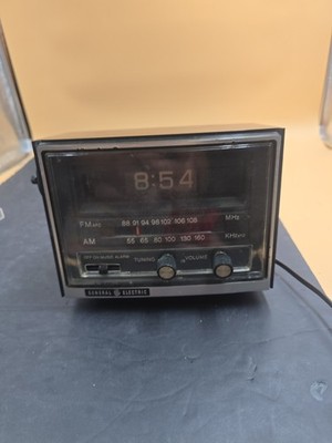 GE Flip Clock Alarm Vintage Radio General Electric Walnut Grain 7-4415A Works 