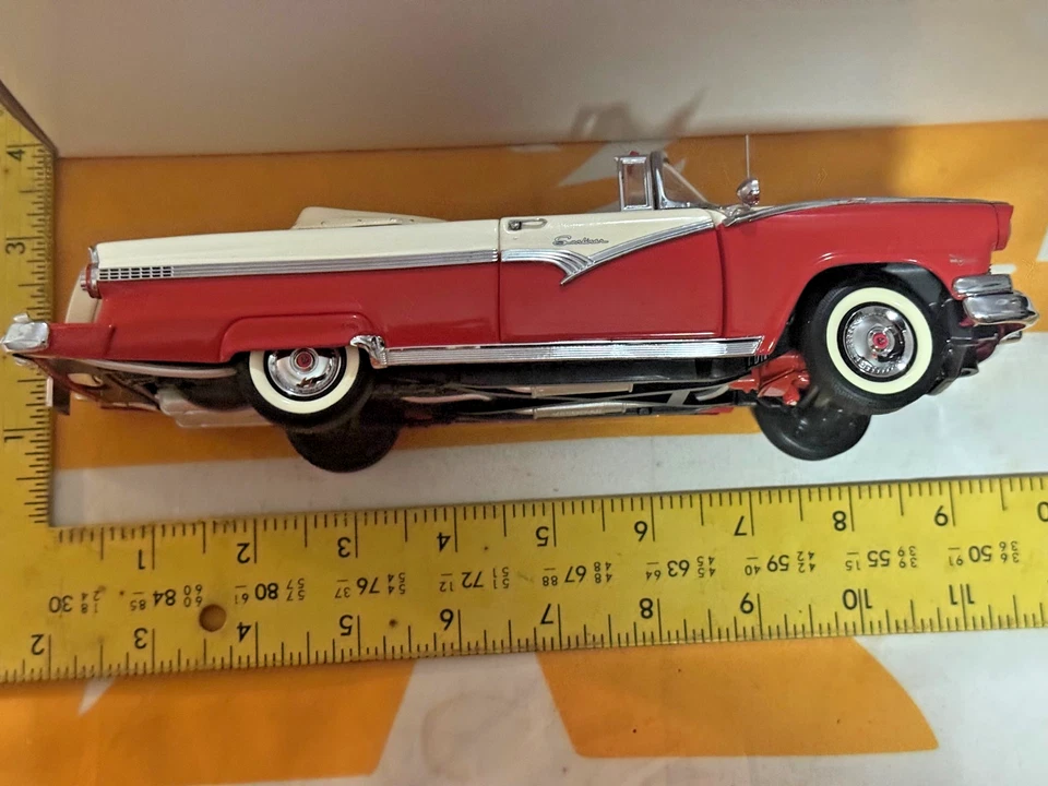 Ford Sunliner 1956 convertible Danbury como nuevo 1:24 diecast rojo/blanco Foto 3 de 4