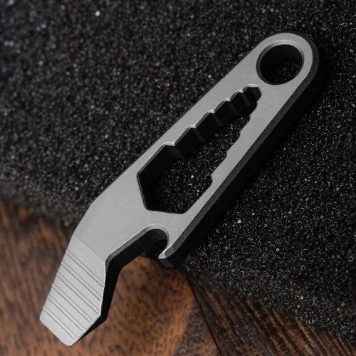 Multifunctional Keychain Alloy Keychain Buckle Bottle Opener for Waist Hanging - Picture 5 of 8