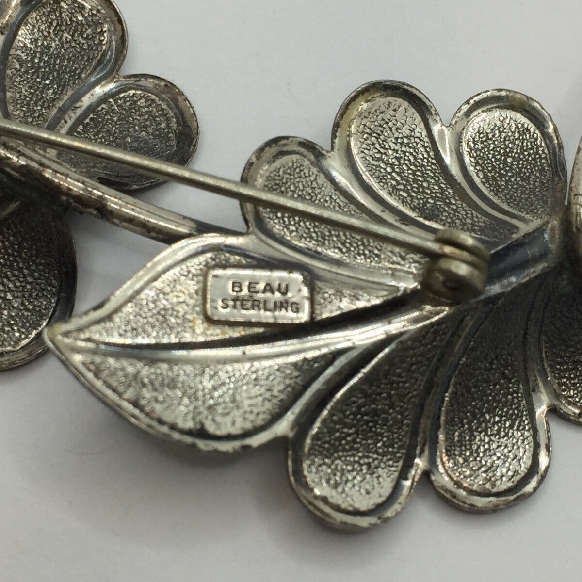 VINTAGE BEAU STERLING SILVER EMBOSSED DOUBLE LEAF BROOCH PIN VINTAGE BEAU STERLING SILVER EMBOSSED DOUBLE LEAF BROOCH PIN