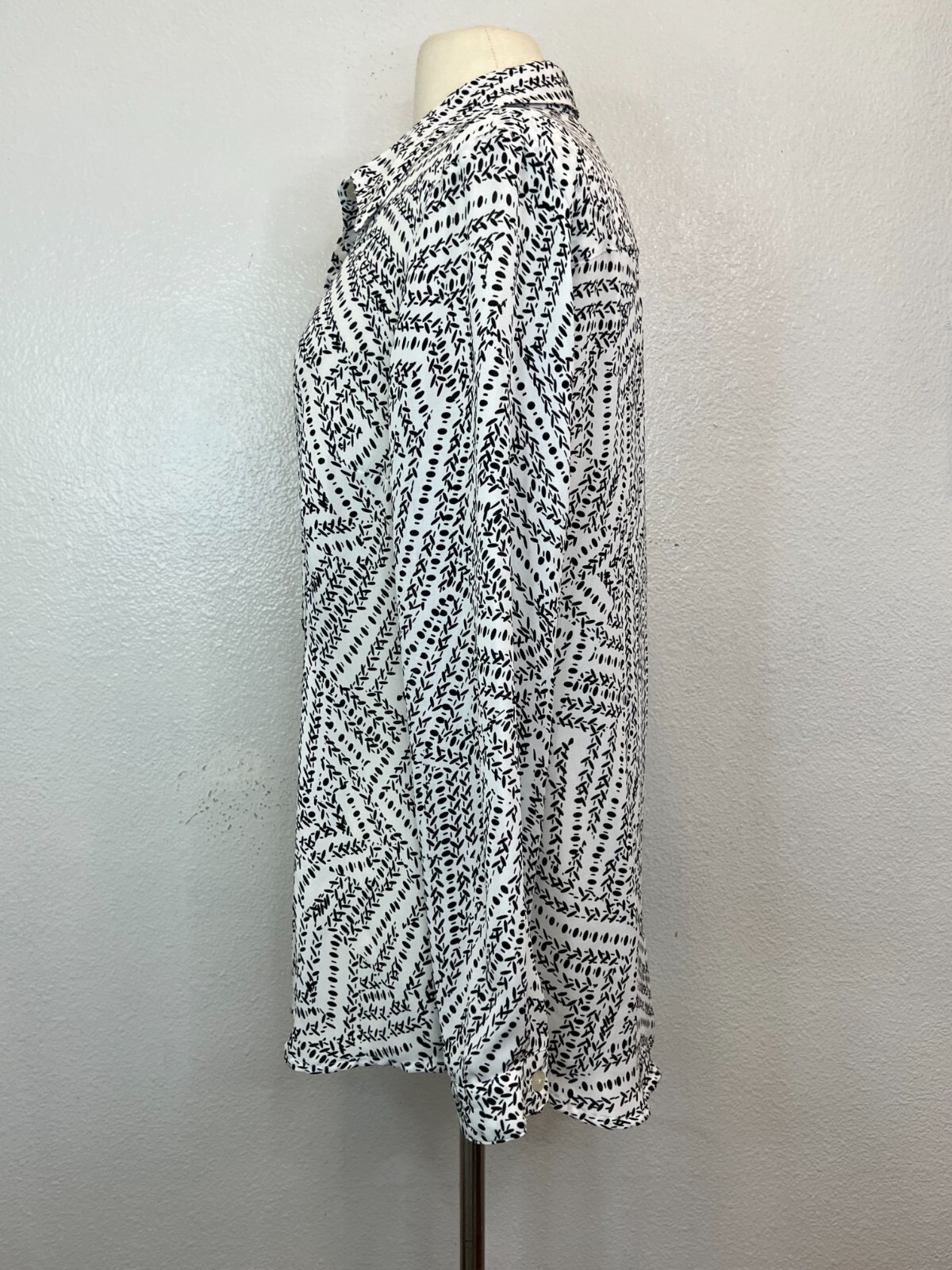 Cabi Black White Print Split Back Button Down Blo… - image 2