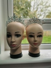 2 mannequin heads with 2 crowns have minor defects at the bottom.