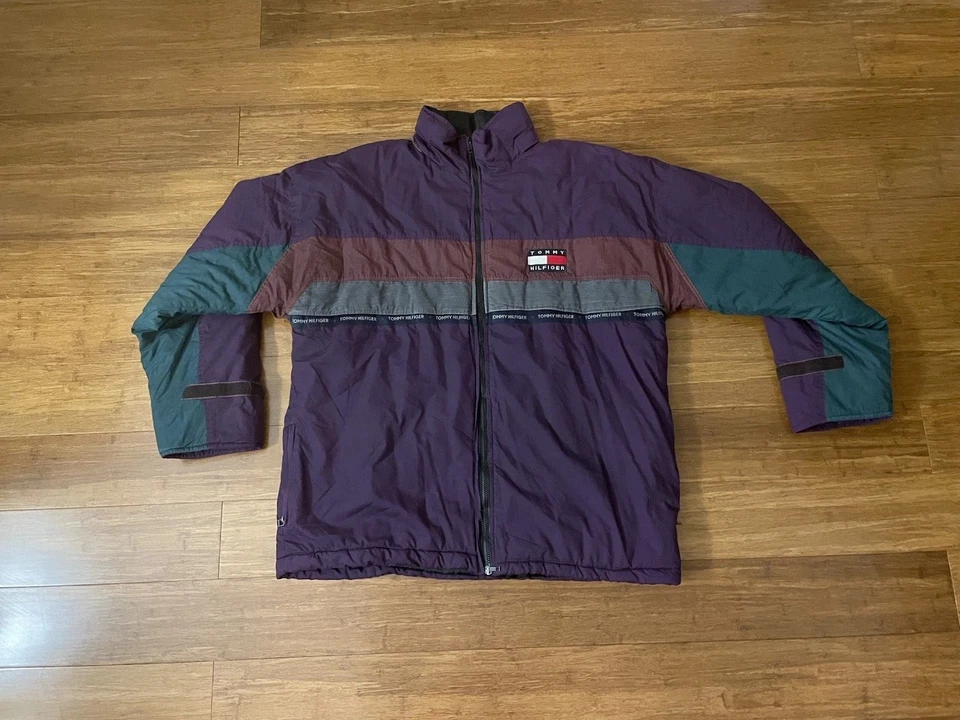 Jaqueta acolchoada vintage Tommy Hilfiger color block com logotipo Lion Crest - Imagem 2 de 4