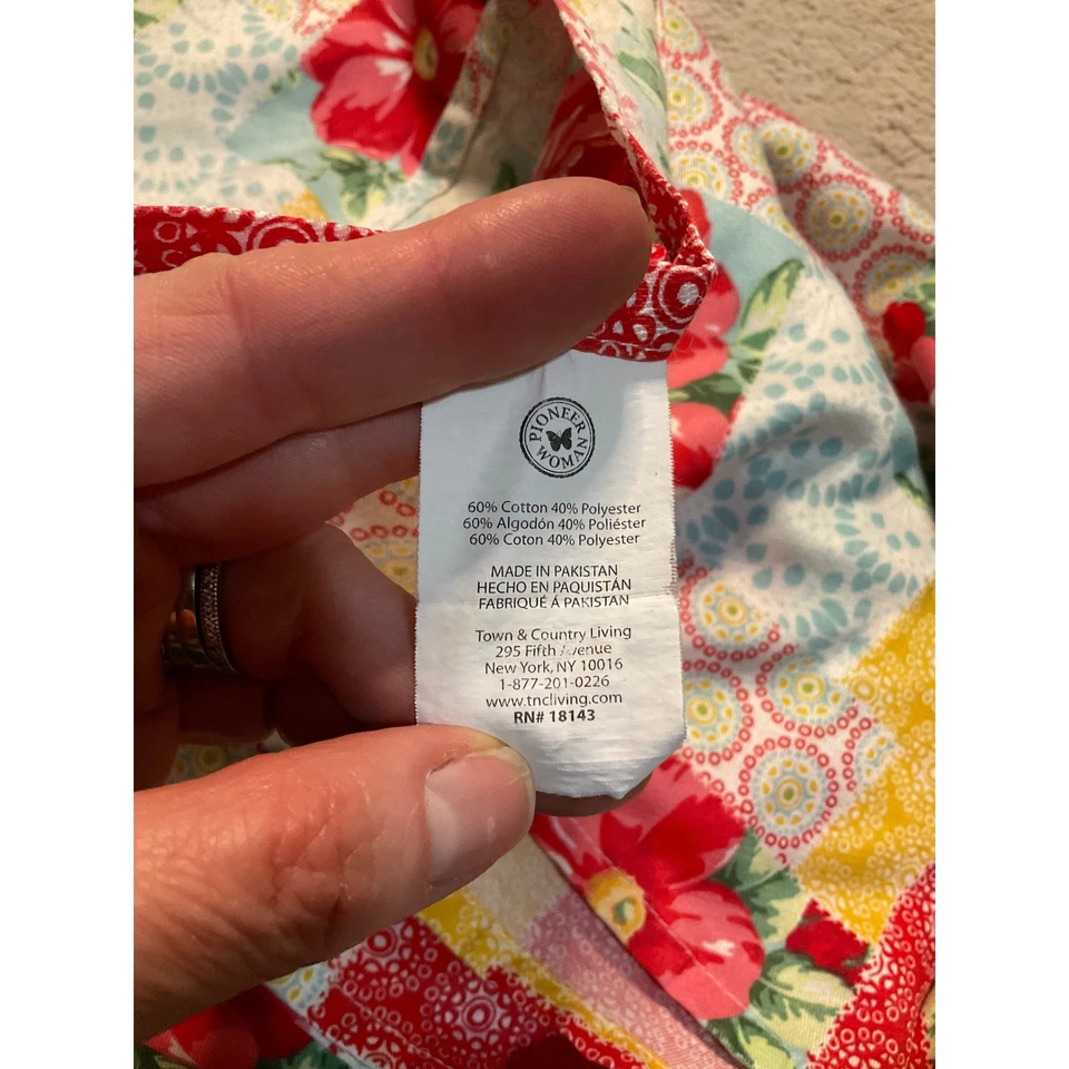 Pioneer Woman Tablecloth Heritage 55" x 96" Rectangle Vintage Flora Patchwork - Image 2 of 4