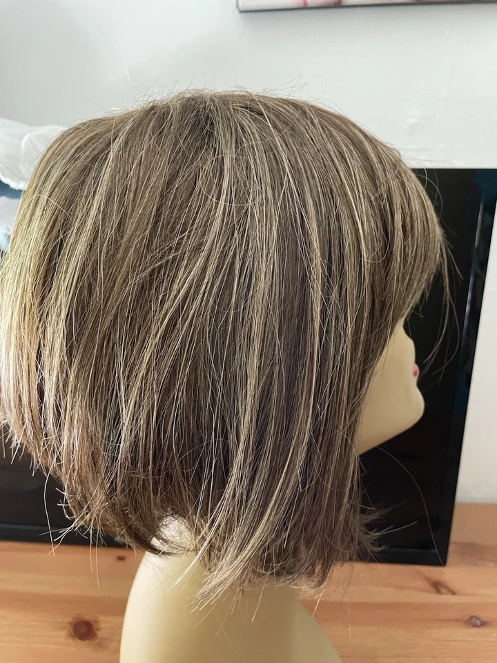 Bob corto sintético con flequillo Rene of Paris Foto 4 de 4