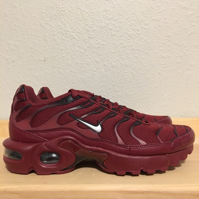 burgundy nike tn