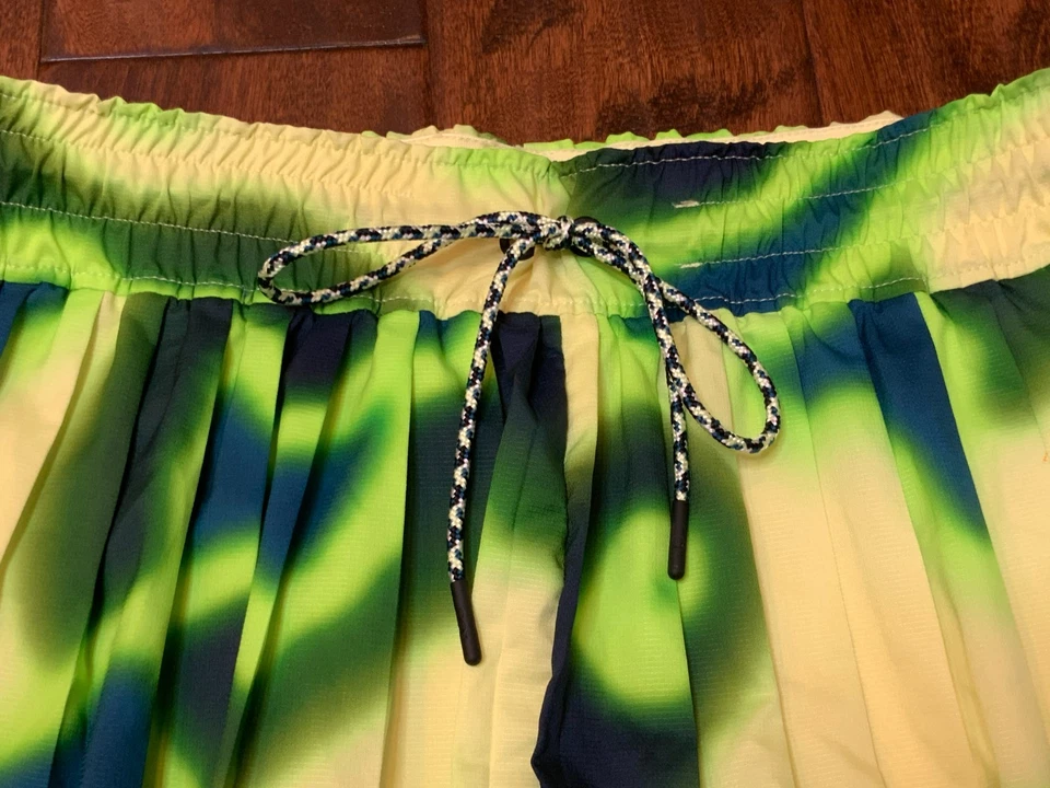 Pantalón Corto Deportivo Nike Naomi Osaka Verde Amarillo Tie Dye Plisado, Talla Mediana Foto 3 de 4