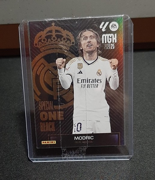 MGK 24/25 Modric #10 SPECIAL ONE BLACK Real Madrid PANINI Megacracks