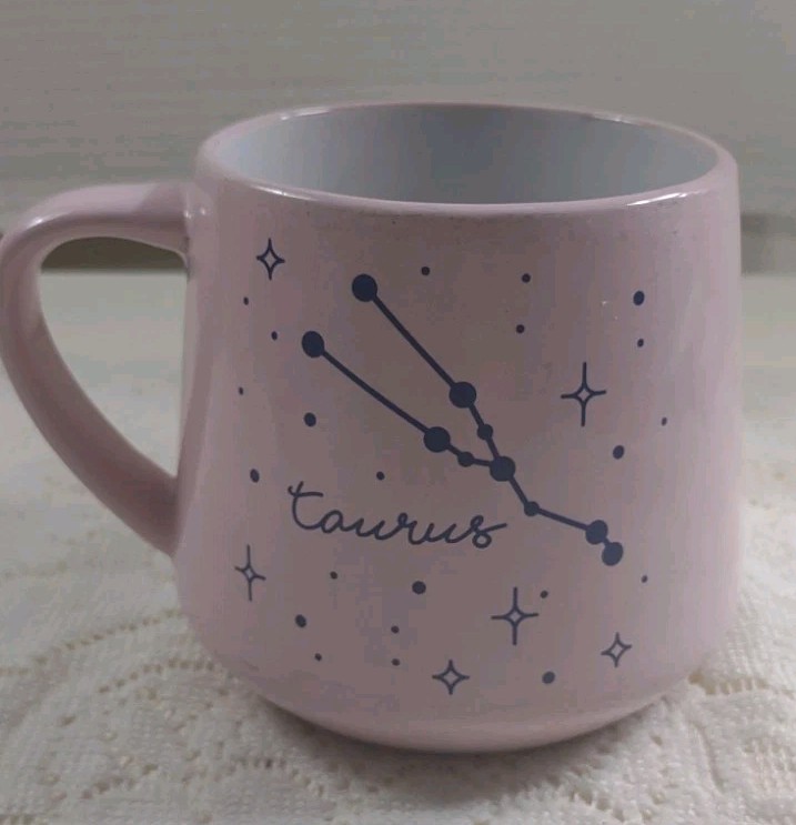 Taza de café signo del zodiaco de Tauro celestial con dibujo de constelación cerámica rosa
