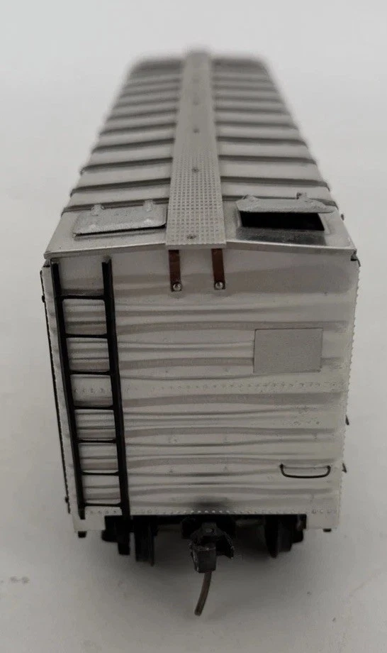 O Gauge PFE 45698 Refrigerator Car 10.5" Pacific Fruit Express Silver Reefer Car - Image 4 of 4