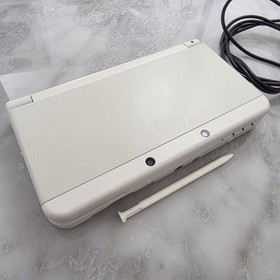 New Nintendo 3DS White Console Excellent Condition! Console Charger Tested
