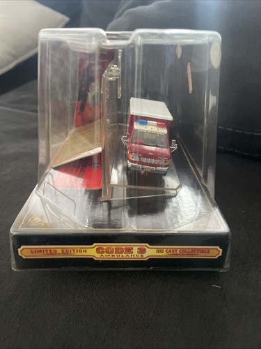 CODE 3 COLLECTIBLES - Ambulance - PHOENIX FIRE DEPARTMENT - ITEM #12064 - Picture 9 of 10