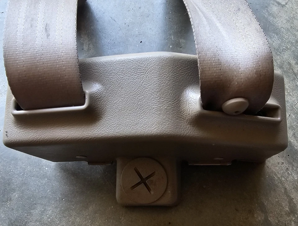 88-98 1997 SILVERADO SUBURBAN TAHOE ВОДИТЕЛЬ ПЕРЕДНИЙ РЕМЕНЬ БЕЗОПАСНОСТИ НАТЯЖИТЕЛЬ ЖЕЛТОВАТО-КОРИЧНЕВЫЙ OBS - Изображение 4 из 4