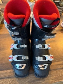 4 Skischuhe verschiedener Marken zusammen zu verkaufen