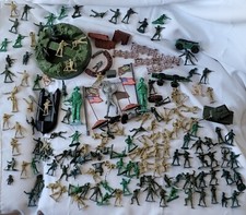 Gently Use 140 PCS ARMY MEN TOY SOLDIERS MILITARY GREEN PLASTIC TAN