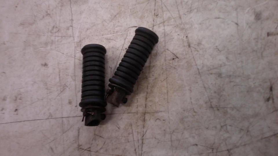 Reposapiés trasero pasajero Suzuki GS250 T 1980-1981 Foto 4 de 4