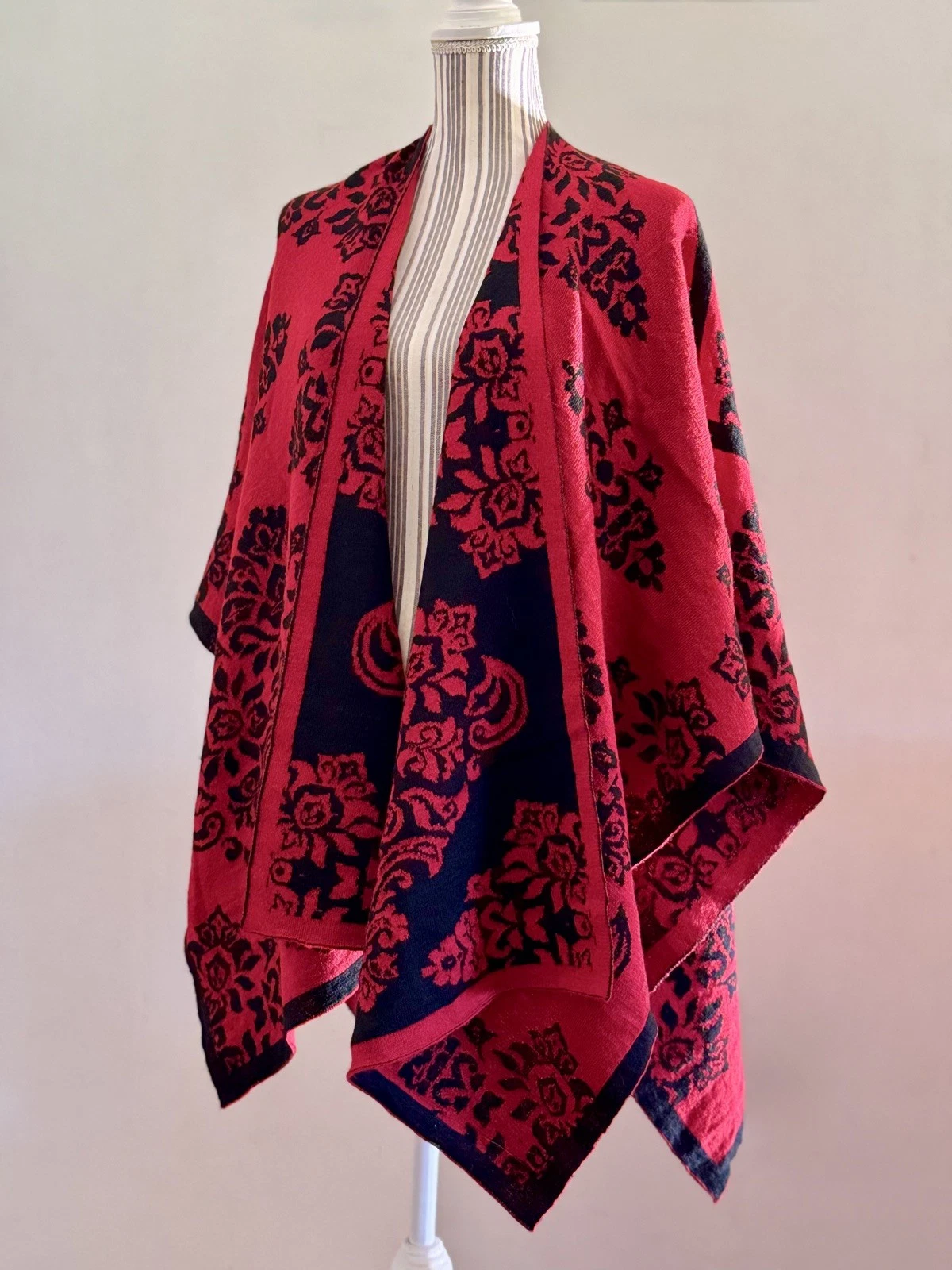 Peruvian Poncho - Poncho 100% Baby Alpaca - Peruvian Baby Alpaca
Opens in a new window or tab