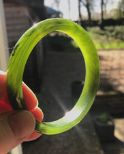RARE VINTAGE 1970s ART DECO JADE BANGLE BRACELET IN BAKELITE STYLED MOSS GREEN