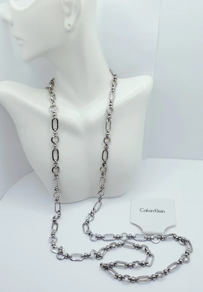 Collar de cadena con clip plateado de Calvin Klein (36") Foto 3 de 4