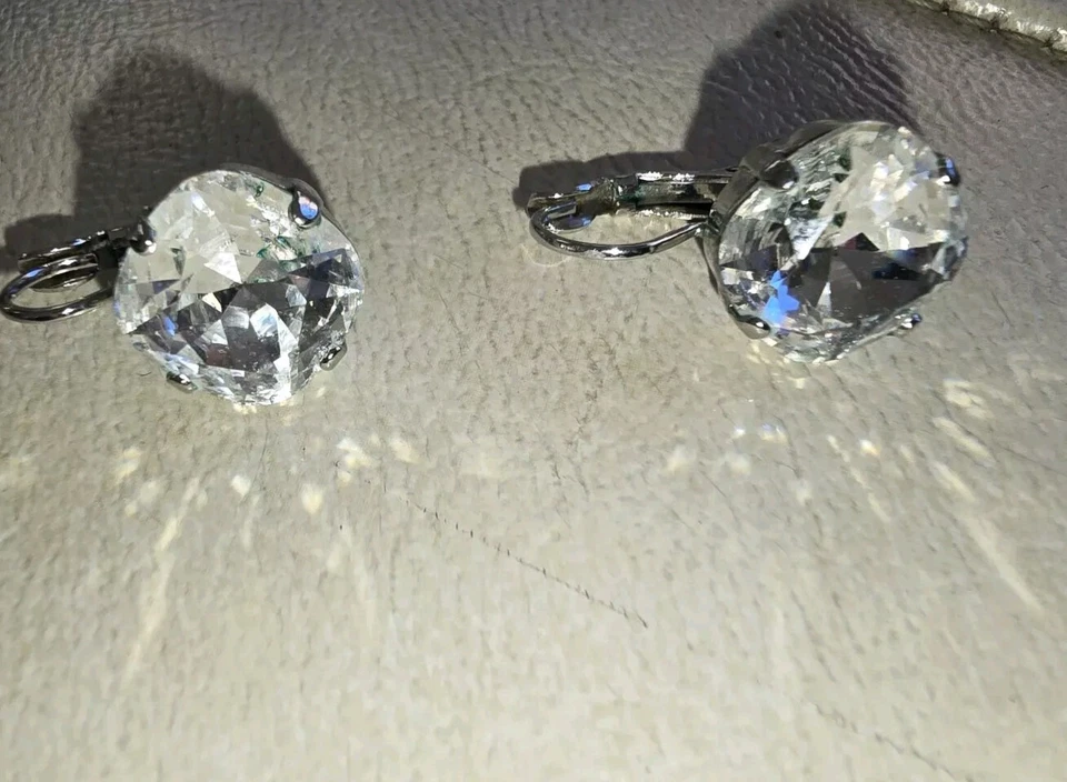 Pendientes colgantes Kate Spade cuadrados de cristal con cierre de palanca corte cojín - transparentes/plateados Foto 3 de 4