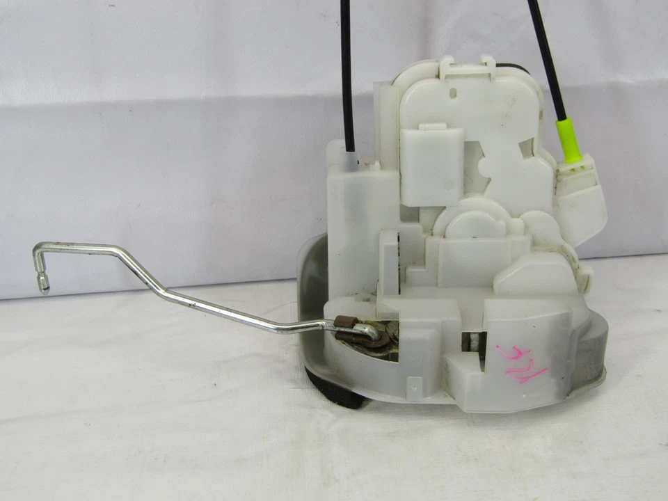 Actuador de bloqueo de puerta de pasajero delantero derecho Subaru Impreza 2008-2009 OEM Foto 2 de 4