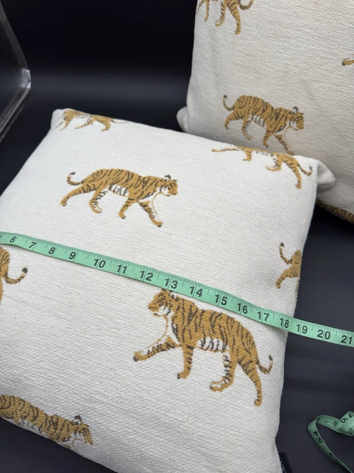 Par de almohadas Cynthia Rowley Tiger blancas 19x19 Foto 4 de 4