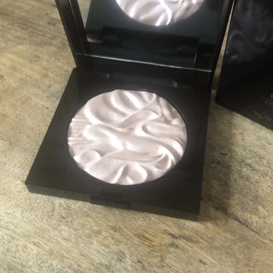 LAURA MERCIER FACE ILLUMINATOR HIGHLIGHTING POWDER, DEVOTION - (0.3 oz./9 g.) - Image 4 of 4