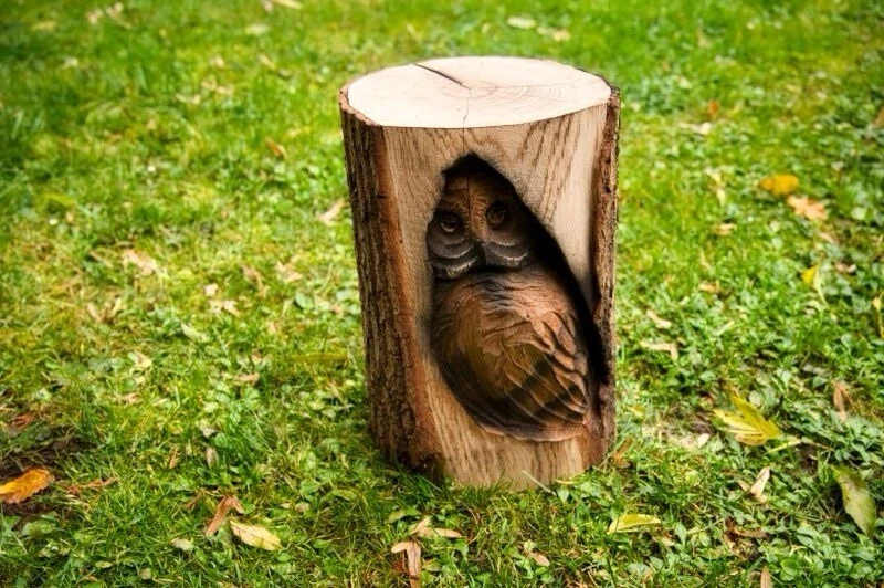 Holz Eule im Baumstamm Dekofigur Handarbeit Gartendeko Natur Herbst Geschenk - Bild 2 von 3