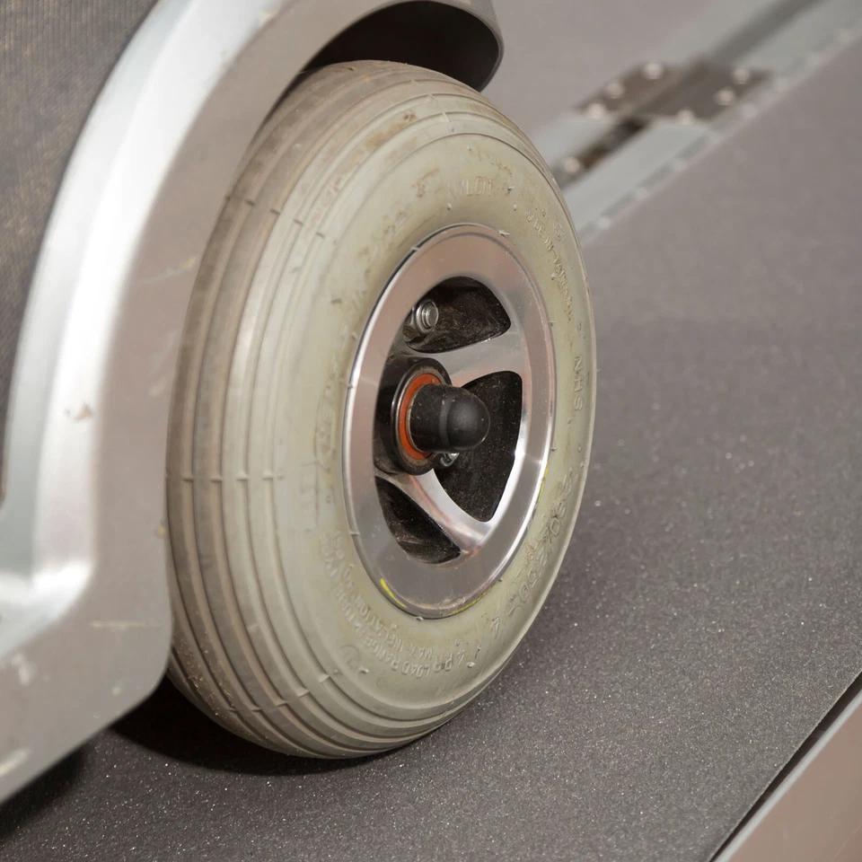 Rampa para silla de ruedas 6' L Silver Spring de aluminio con un solo pliegue - 600 lb. Tapa Foto 3 de 4