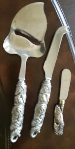Arthur Court Cheese Set of 3 Slicer,knife & Spreader lion/fish patterns,see Pics - Foto 1 di 12