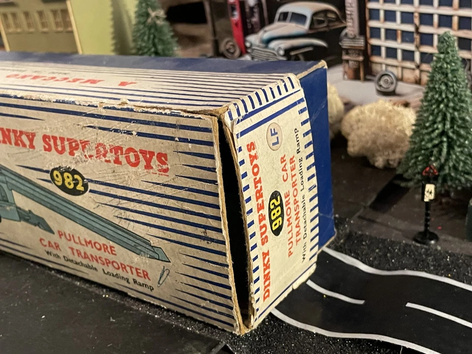 VINTAGE DINKY SUPERTOYS PULLMORE CAR TRANSPORTER 982 WITH RAMP IN ORIG BOX. - image 3 of 4