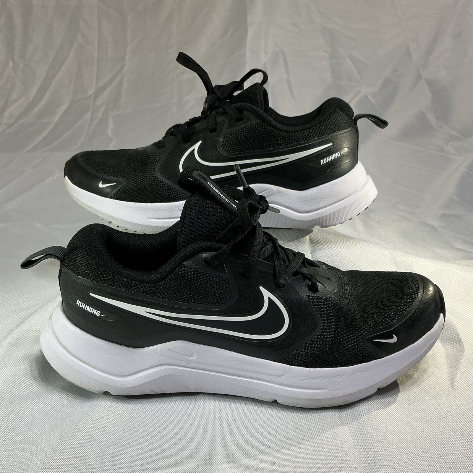 Nike Black and White Cosmic Runner Shoes Big Boys Sneakers Sz5Y