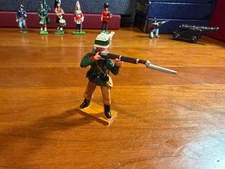 TROPHY MINIATURES OF WALES *** KING'S ROYAL RIFLE CORP SOLDIER STANDING & FIRING