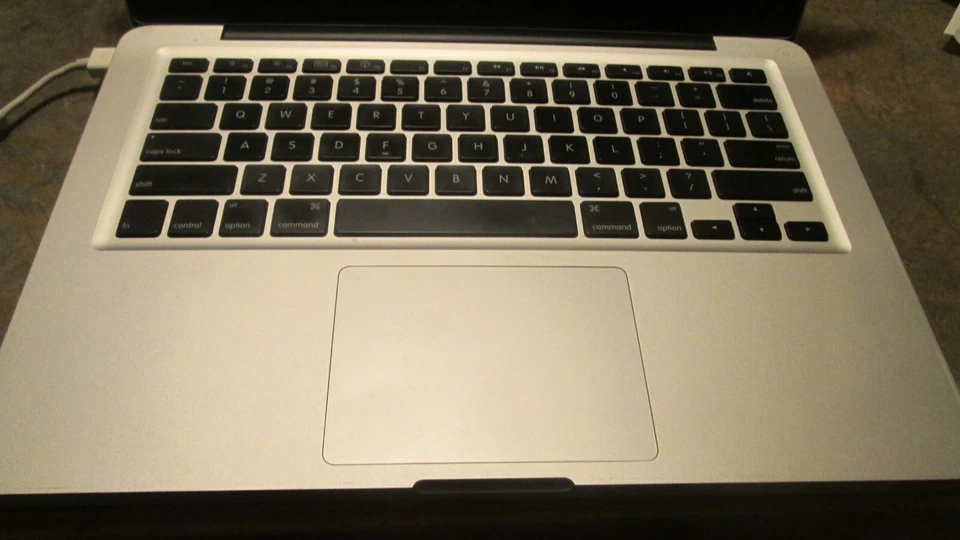 Apple MacBook Pro 13.3" Intel Core 2 Duo 2.0GHZ/ 2GB RAM/160GB HDD Model:A1278 - Image 4 of 4