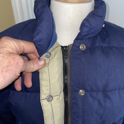 Look hiver homme avec un duffle coat bleu marine et un pantalon beige