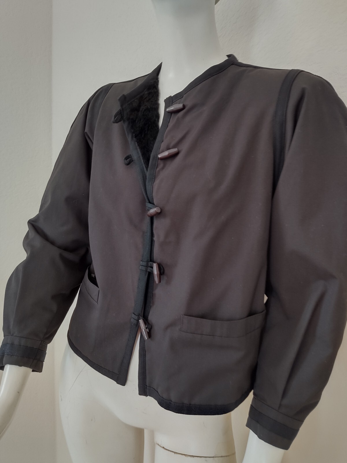 Giacca vintage Yves Saint Laurent Fourrures foderata in pelliccia tela nera toggles FR 36