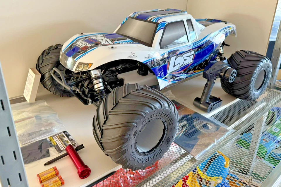Losi 1/5 Monster Truck XL 4WD Petrol RTR with AVC, White - Image 4 of 4
