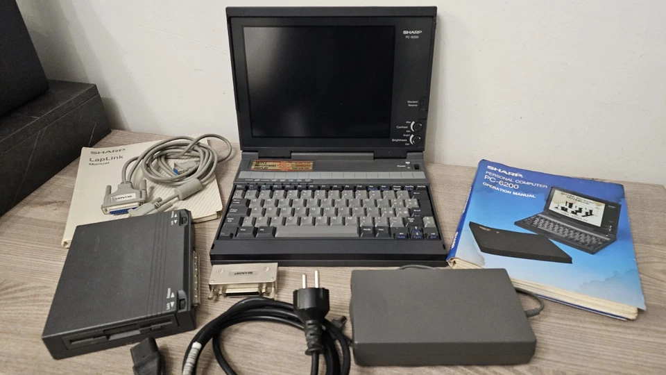 Portatil Sharp PC-6200, Intel 286 - Immagine 3 di 4