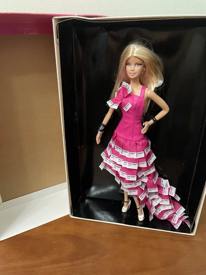 Nuevo 2011 Rosa En Pantone Etiqueta Dorada Coleccionista Muñeca Barbie/Modelo Musa/Caja Dañada  Foto 2 de 4
