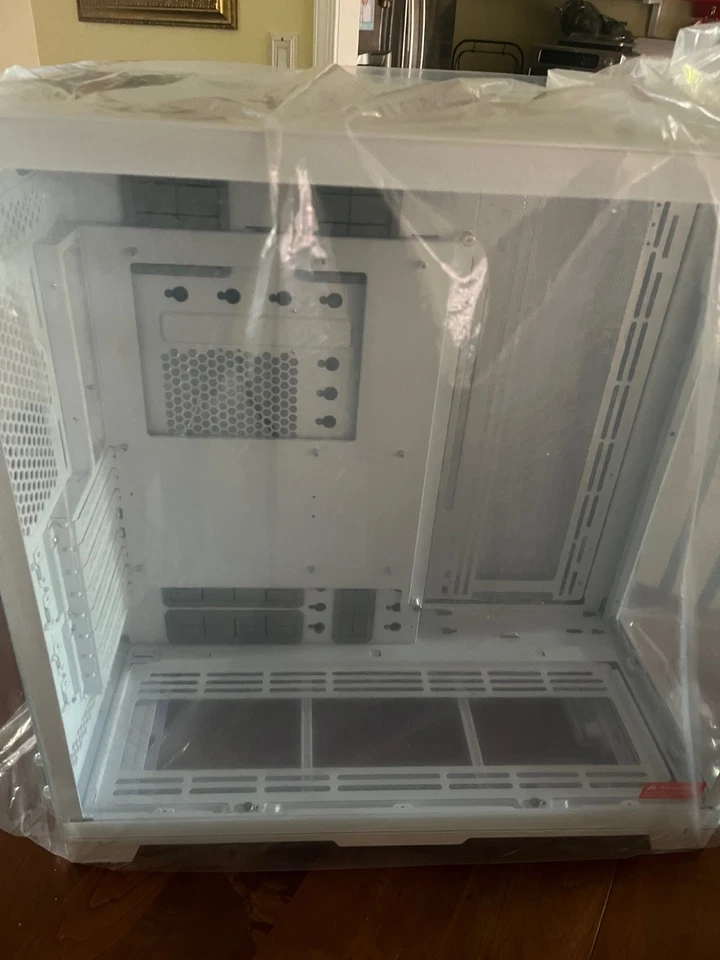 Lian Li Dynamic EVO XL - Up to 280mm E-ATX Motherboard - ARGB Lighting Strips - Image 3 of 4