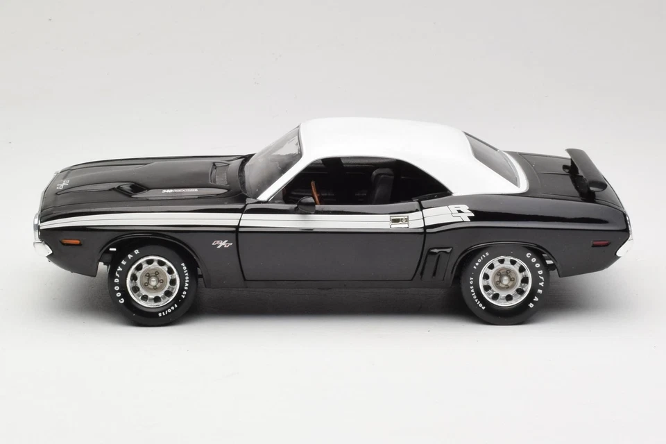 36549 Dodge Challenger R/T Black & White ERTL 1:18 - Immagine 4 di 4