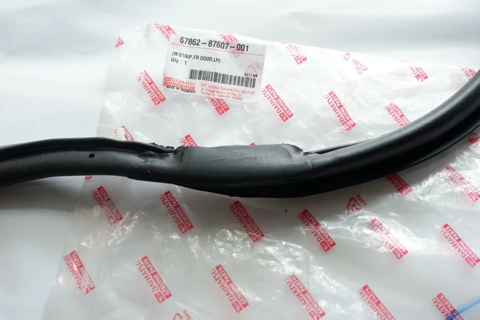 DAIHATSU FEROZA ROCKY SPORTRAK FOURTRAK PUERTA DELANTERA BANDAS METEOROLÓGICAS RL Par Genuino Foto 3 de 4